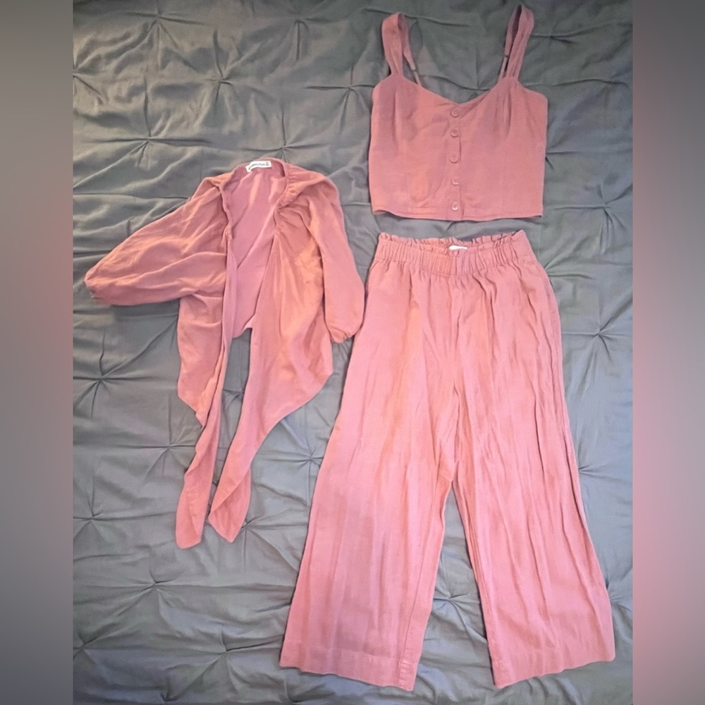 Abercrombie & Fitch set, size small, blush color, comfy, great condition.